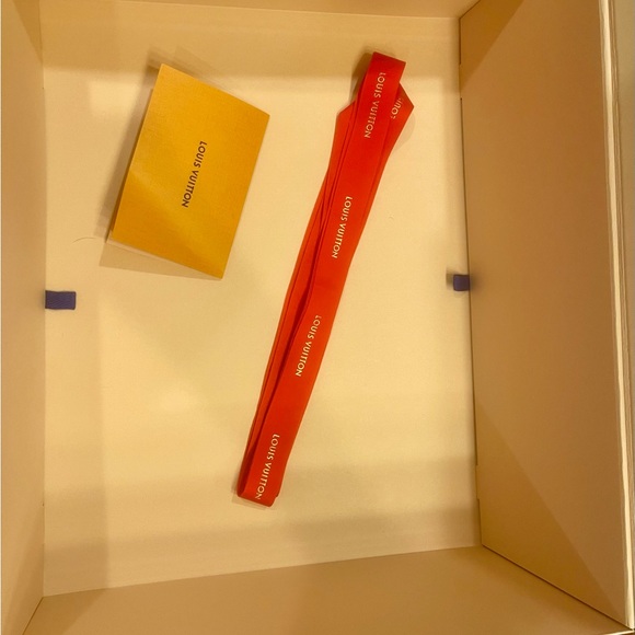 Large Louis Vuitton bag, box, ribbon and receipt envelope. - Picture 2 of 5